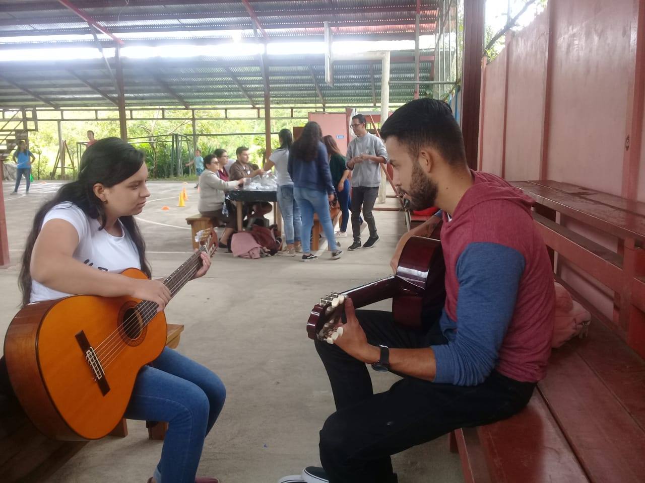 En el primer día de campamentos, se realizó un taller de guitarra para adultos en la comunidad de Pacayitas. Foto: VAS UCR.