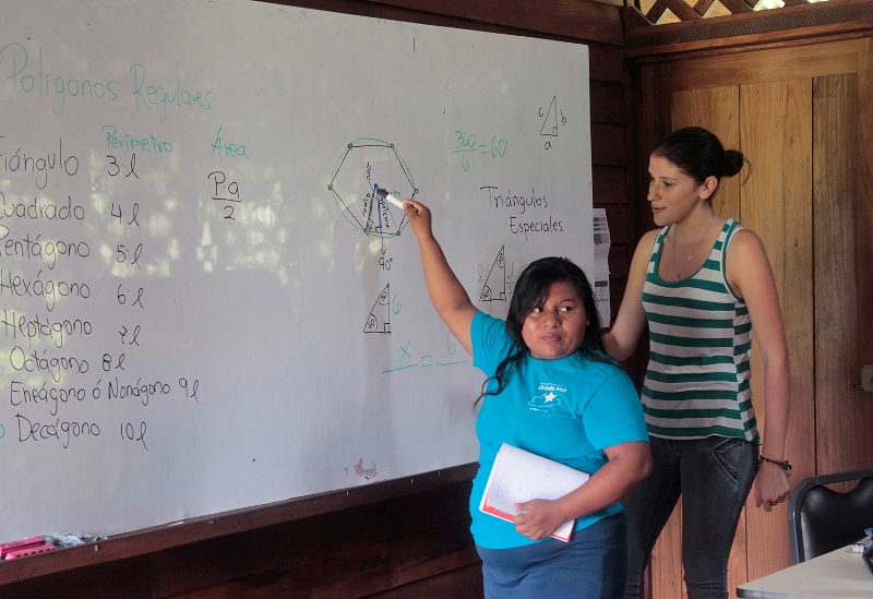 Estudiantes de la Universidad de Costa Rica apoyan a colegiales de territorios indígenas, con el objetivo de que mejoren las posibilidad de ingreso a la Educación Superior. Foto: Denis Castro. 