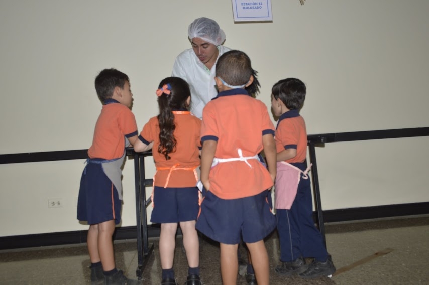 Niños del Colegio Monterrey disfrutando el taller: 