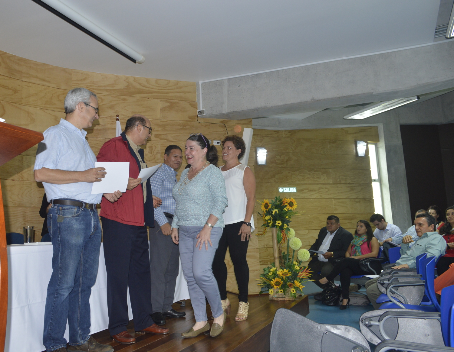 Integrantes de la Comisión Calificadora hicieron entrega de los certificados a las y los docentes cuyos proyectos resultaron seleccionados. Foto: Hilda Carvajal Miranda.