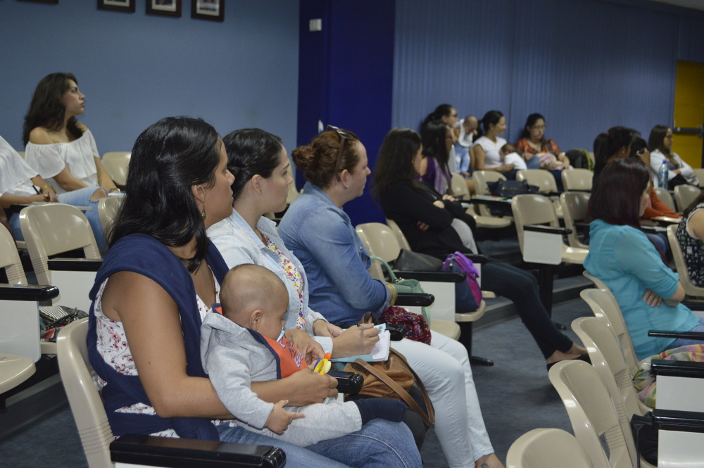Varias mujeres llegaron con sus hijos para informarse y hacer preguntas sobre los temas tratados. Foto: Hilda Carvajal Miranda.