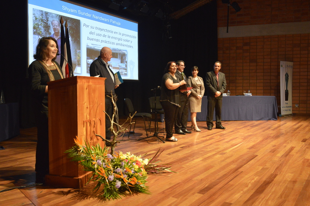 En representación del Dr. Shyam Nandwany, su esposa y otros familiares recibieron el premio en la categoría Persona Física. Foto: Hilda Carvajal Miranda.
