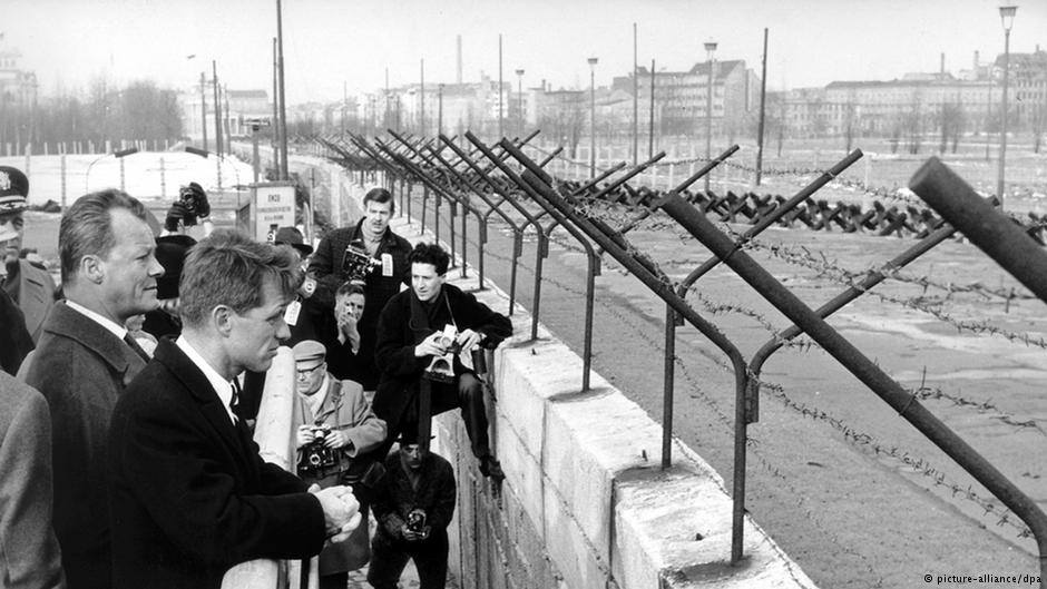 El Muro construido el 13 de agosto de 1961 separó la zona de la ciudad berlinesa bajo control de la República Federal Alemana (Berlín Oeste), de la capital de la República Democrática Alemana (Berlin Oriental).