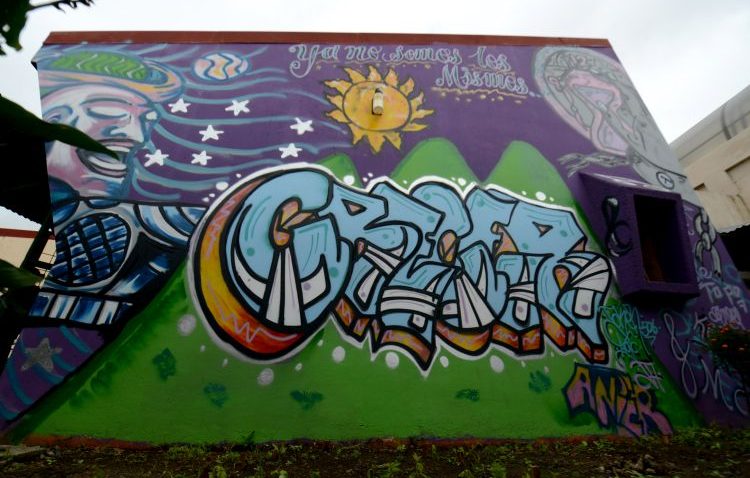 Un grupo de cinco jóvenes del centro penitenciario aprendió la técnica del grafiti para realizar el mural principal mediante el uso de metáforas. Foto: Semanario Universidad. 