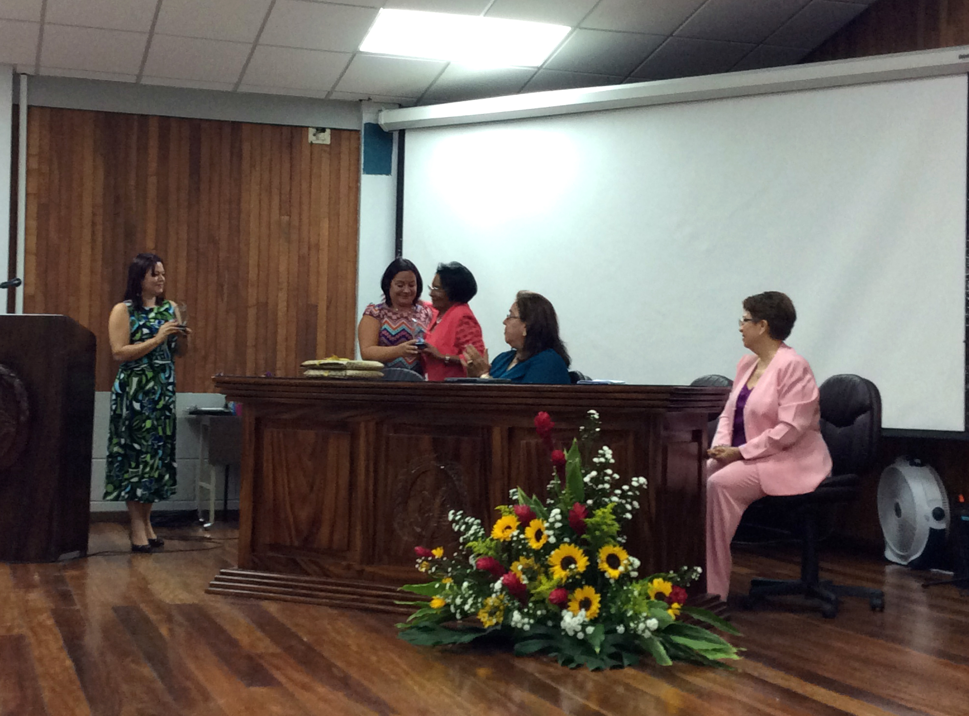 img-noticia-El CILEM en la Sede de Occidente celebró sus 40 años entre sus primeras docentes y algunos de sus primeros alumnos. Foto por: Evelyn Mcquiddy. 