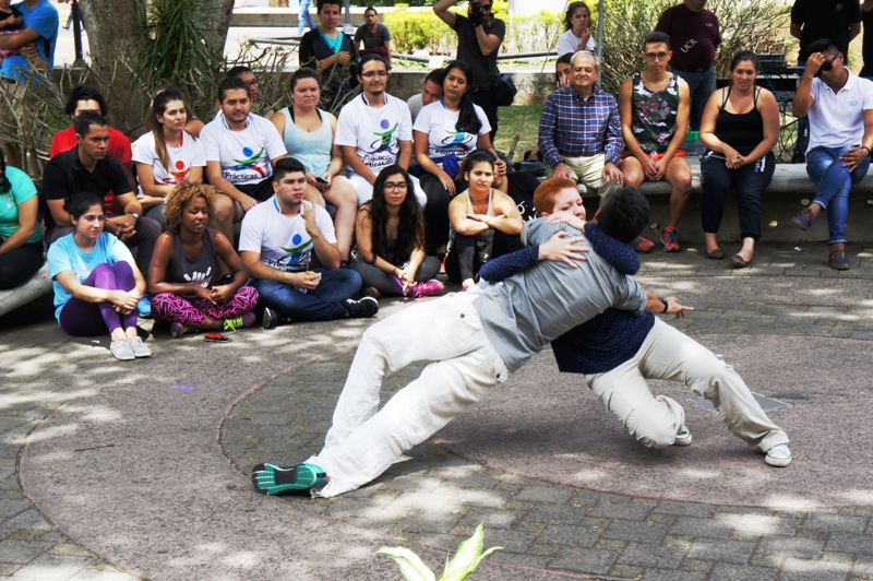 Mainor Gutiérrez y Jimena Muñoz integrantes de la Compañía Danza Universitaria, presentaron la coreografía “Preludio”. Foto: Cristian Esquivel 