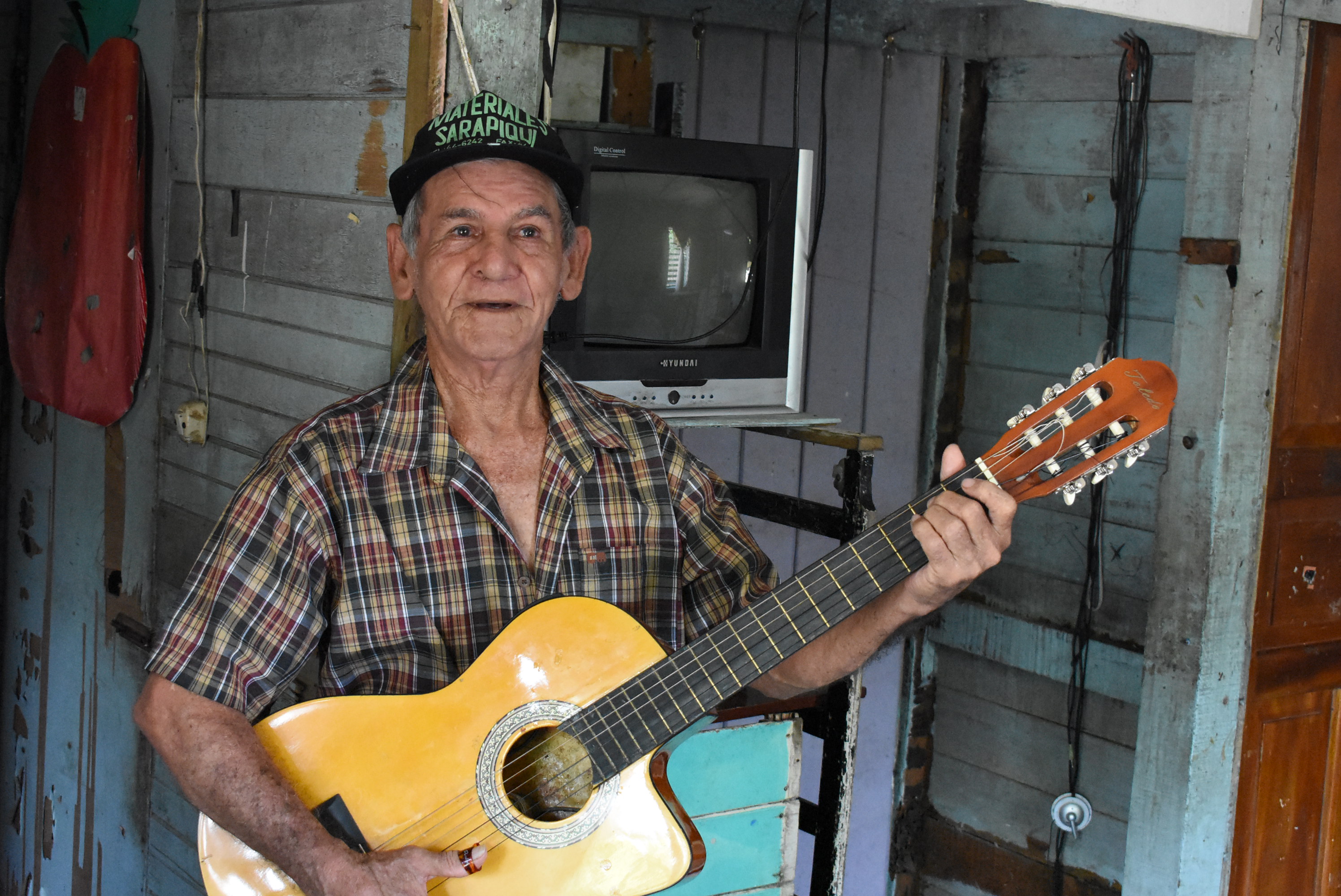 Carlos Vásquez es un cantautor autodidacta, cuyas piezas cuentan las historias de Golfito. Foto: John Ramírez