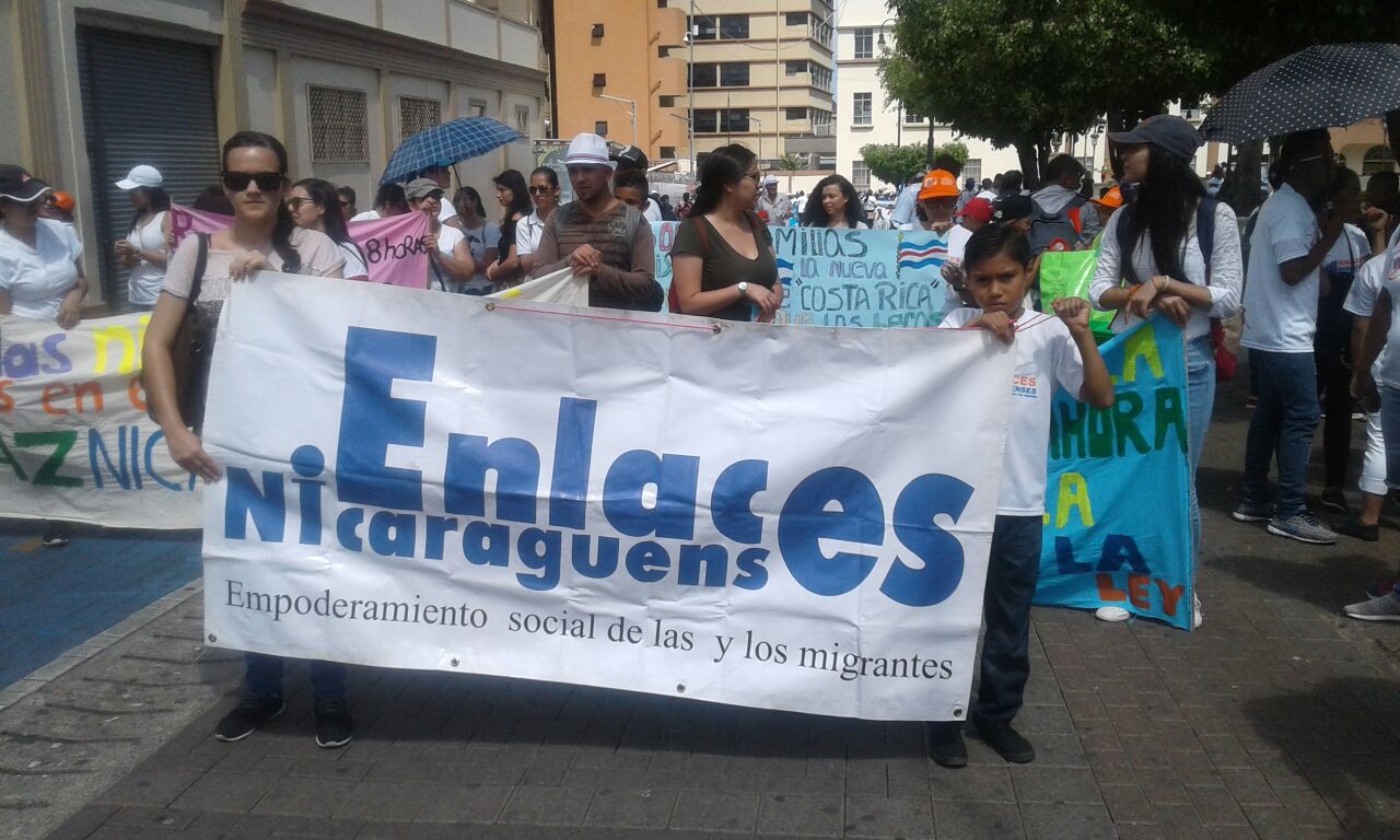 Personas de la asociación Enlaces Nicaragüenses durante la marcha del primero de mayo. Foto por: Hannia Rodríguez.