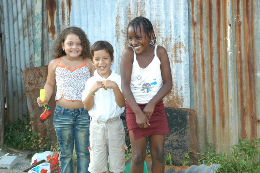 La acción social forma parte de los pilares en los que se fundamenta el trabajo que realiza día a día la UCR, junto con las actividades de docencia e investigación. En la fotografía: niños de la zona del Caribe. Por Luis Alvarado Castro, 2004, Archivo ODI-UCR.