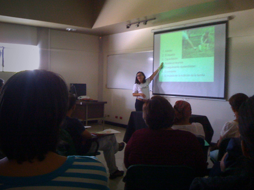 La M.Sc. Patricia Sedó expuso la conferencia y sesión demostrativa: Sembrar alimentos en casa: una propuesta para mejorar la nutrición de la familia, en el auditorio de la Escuela de Nutrición.