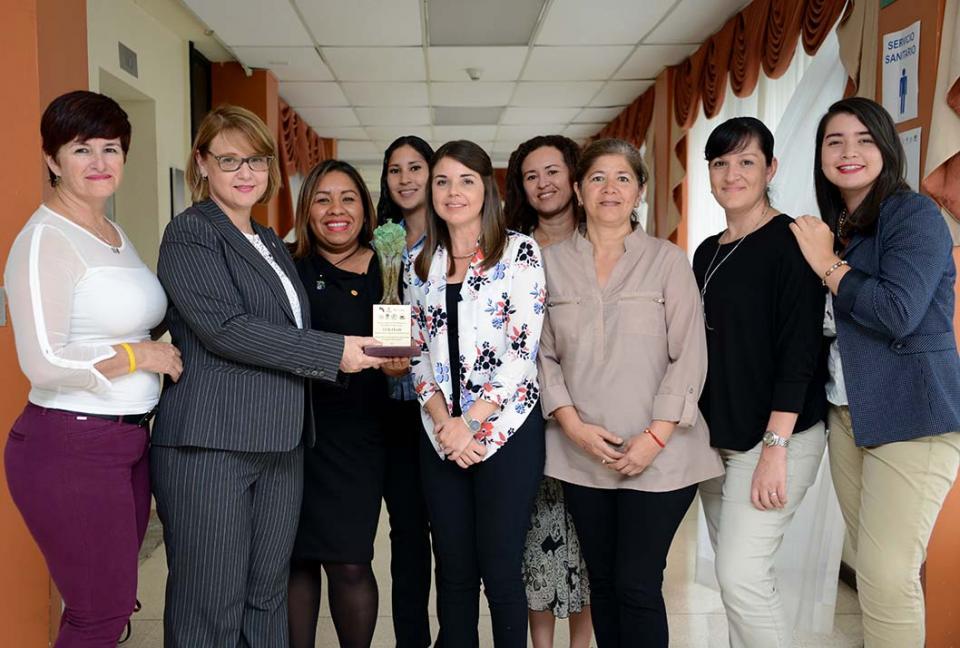 El equipo de trabajo del Programa Institucional para la Persona Adulta y Adulta Mayor asistió a la premiación y recibió el galardón en la categoría de entidad pública. Foto: Laura Rodríguez