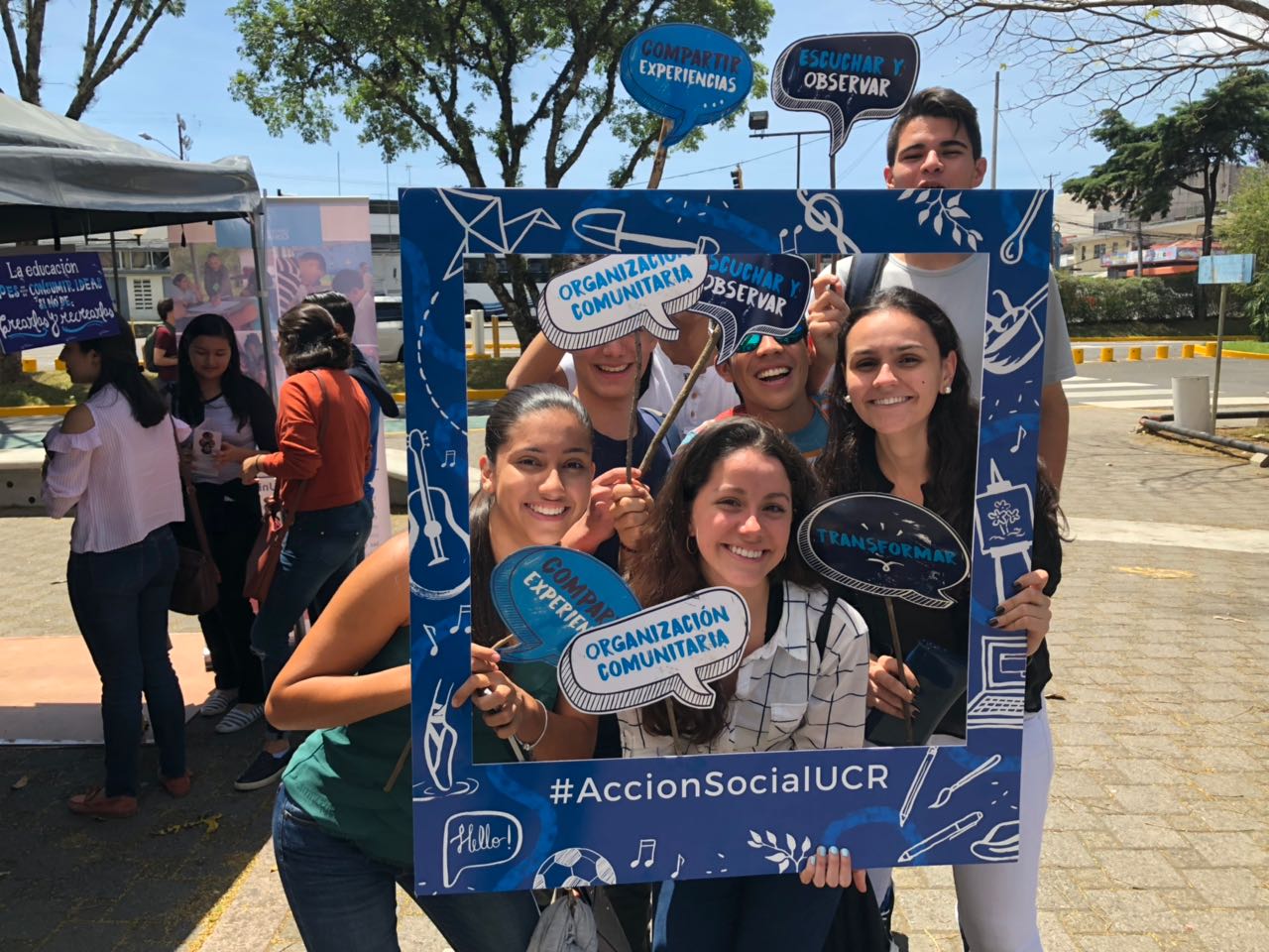 Las fotos con mensajes relacionados con el trabajo de Acción Social llamaron la atención de decenas de los nuevos estudiantes de la Escuela de Estudios Generales.  Foto Eduardo Muñoz
