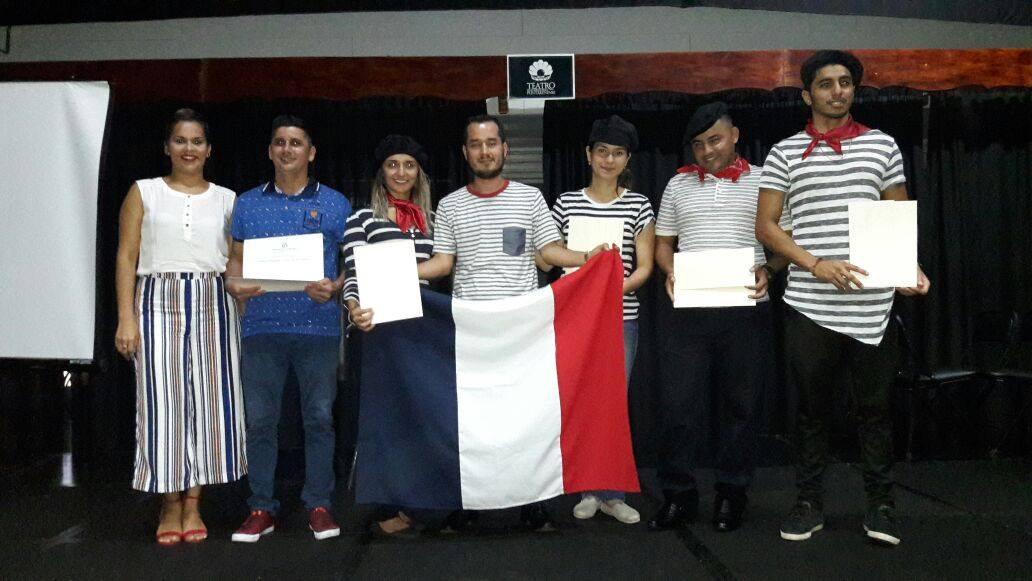 Rosberly López, José Villalobos y los estudiantes con sus certificados. Foto cortesía del ED-2884.