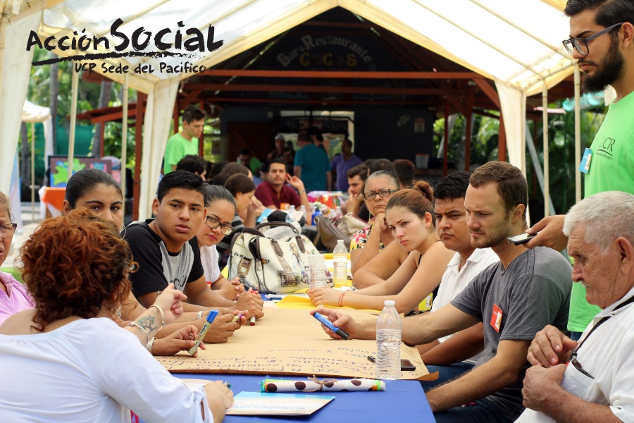 Personas de comunidades del pacífico, personal universitario y estudiantes analizaron la acción social de la UCR en sus poblados.