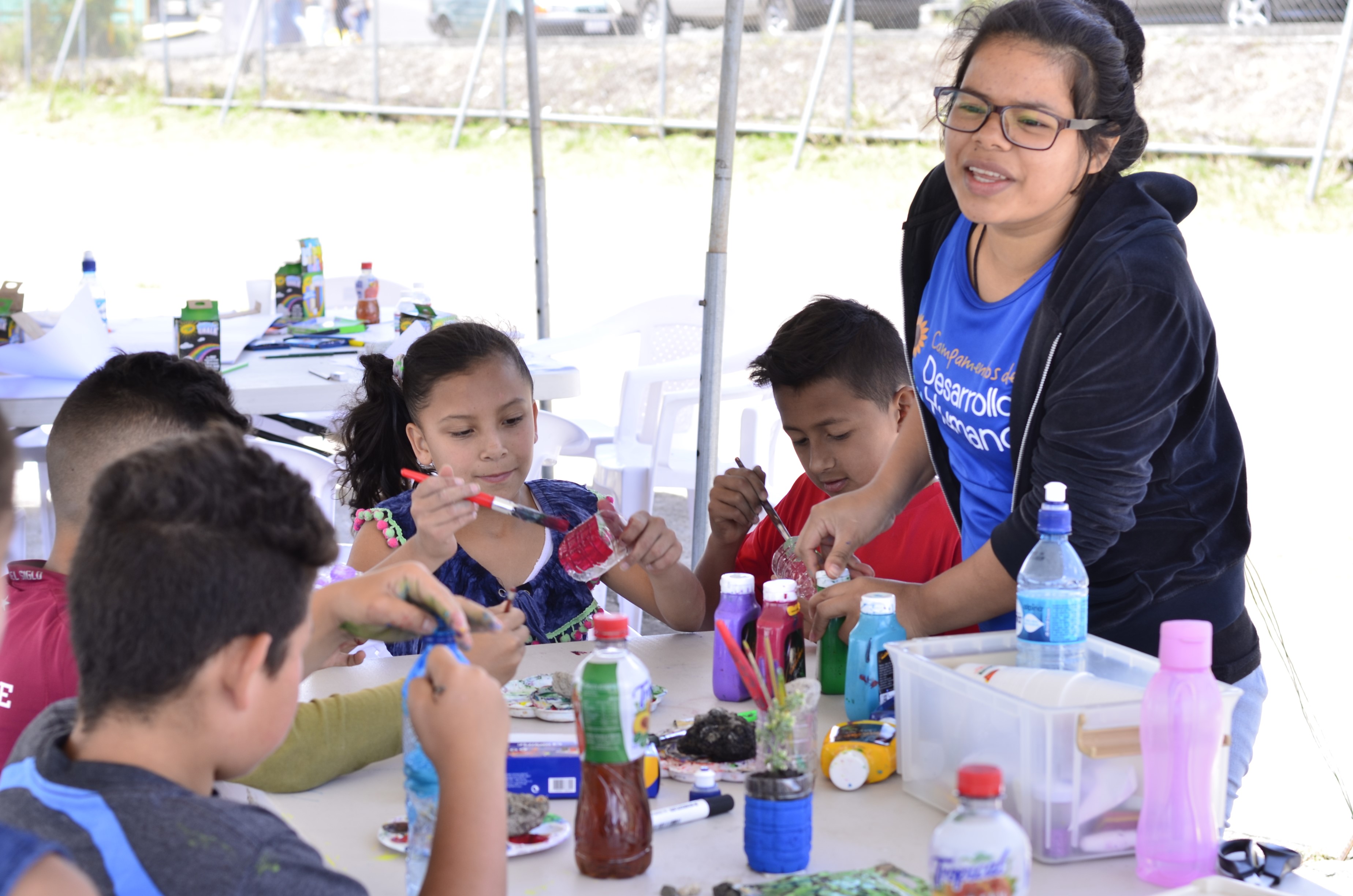 Las niñas y los niños disfrutaron de talleres para hacer manualidades durante el campamento. Foto de Claudia Castro.