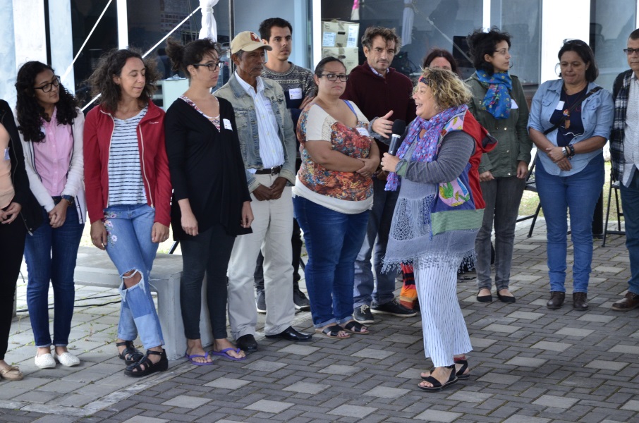 Delia Bianchi, delegada de ULEU, moderó una de las actividades de integración de las 130 personas participantes en la Escuela de Verano. Foto: Claudia Castro.