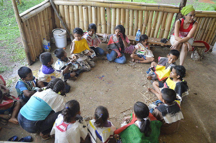 Cerca de 25 niños y niñas de la Comunidad formaron parte del taller impartido por la MSc. Adriana Ospina Vélez. En la foto, se encuentran en el 