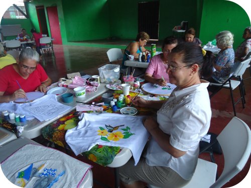 Adultas mayores y amas de casa son las protagonistas del proyecto “Difusión del arte visual y plástico en Puntarenas”.