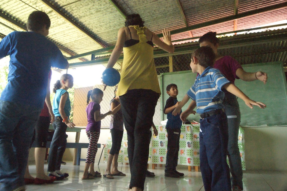 Niños y niñas de la Escuela Bajo Murillo, participan en una actividad llamada 
