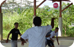 Las actividades deportivas promueven el trajo en equipo y la generación de vínculos entre los jóvenes.