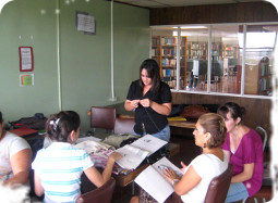 Mujeres de diversas edades participan de los cursos de lectura y escritura, conclusión de primaria y conclusión de secundaria.  Foto: TC574