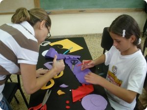 Niños y niñas participan en los talleres de manualidades