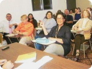  La profesora Gisselle García comparte con sus estudiantes. Fotografía: Lorena Quirós.