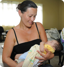 La lactancia materna fortalece el vínculo entre madre e hijo. Foto: Laura Rodríguez, Oficina de Divulgación.
