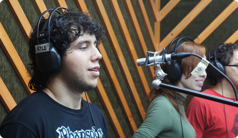 El estudiante Roberto Guevara interpreta el personaje de un radio drama para el programa En Escena. Foto: Luis Diego Molina