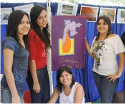 Grupo de estudiantes que participan por medio del TCU en la Expo UCR 2011