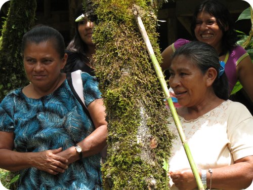 Las mujeres compartieron con sus compañeras indígenas la reivindicación de su cultura. Foto: José Antonio Mora