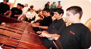 Estudiantes de la Etapa Básica de Música integran el taller de marimbas, que busca el rescate de tradiciones musicales antiguas.