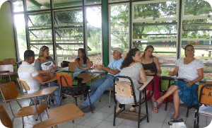 En los talleres, las y los docentes participan en dinámicas y actividades grupales, que les ayudan a mejorar su metodología de trabajo.