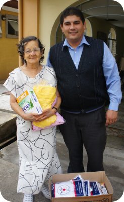 Emerson Zúñiga, encargado de eventos especiales, y doña Teresa Bermúdez tras recibir un donativo de artículos personales