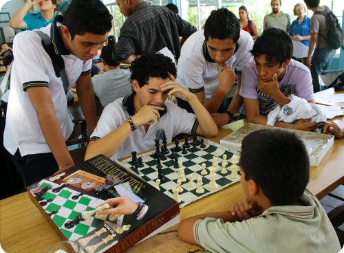 Jóvenes del colegio científico de Costa Rica, juegan ajedrez en el comedor de la UCR sede en Guanacaste.