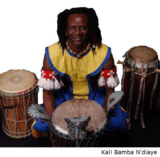 Kalí es un baterista maestro, bailarín, coreógrafo e instructor, proveniente de África occidental aldea de Ndiaganao, Senegal.