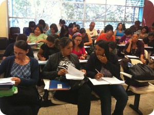 img-noticia-Docentes de español aprenden sobre nuevos cambios ortográficos y análisis crítico de lecturas para mejorar su método de enseñanza. 