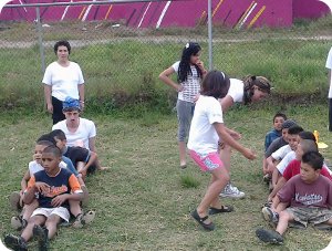 Niñas, niños, jóvenes y adultos participaron en actividades para promover el ejercicio y la salud en su comunidad.