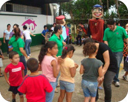 Como parte de los talleres se realizarón diferentes actividades lúdicas en las que los y las niñas participaron con entusiasmo. Foto: Cortesía de TC-579