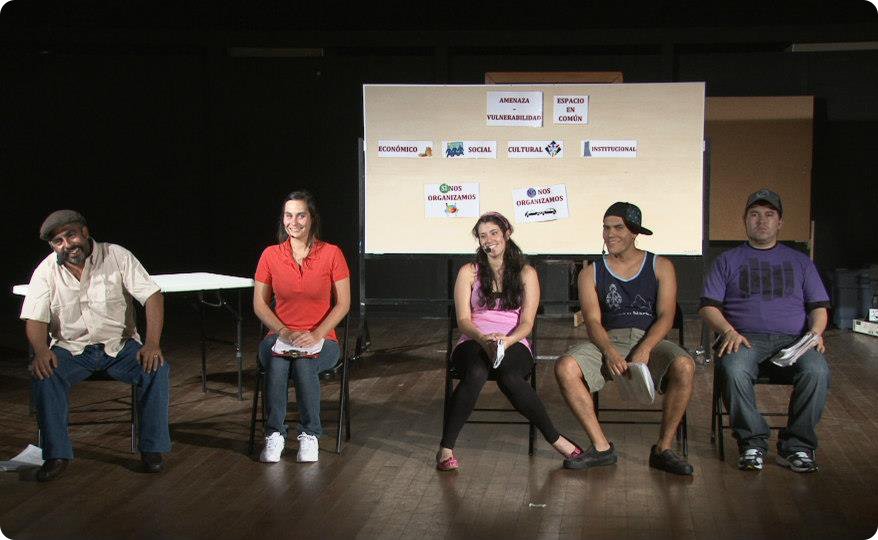 “Todos nos movemos” es una obra teatral que presenta diversas reacciones ante situaciones de emergencia, estará de gira por Guanacaste. Fotografía: Cortesía Teatro Universitario