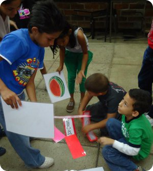 Niñas y niños de Guanacaste aprenden inglés por medio de juegos, canciones, dinámicas al aire libre y bailes.