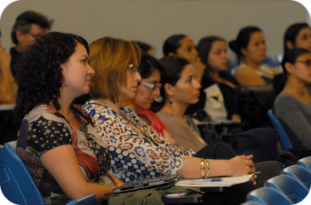  El Dr. Jorge Vargas Cullell expuso acerca de la situación del país durante el 2011. Fotografías: Laura Rodríguez.