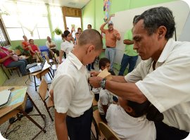 img-noticia-El director de la Escuela San Rafael coloca la insignia de guardián de la Estación al estudiante Luis David Pérez Cambronero.