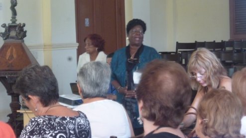 Foto: Profesora de la Cátedra del Adulto Mayor de la Universidad de La Habana, en la presentación de sus experiencias.  