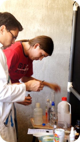 Estudiantes del TCU   preparan lo necesario para los experimentos