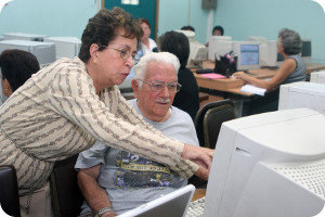 Personas adultas mayores aprenden a utilizar Internet y software de oficina. Foto de archivo: Dennis Castro, Unidad de Diseño.
