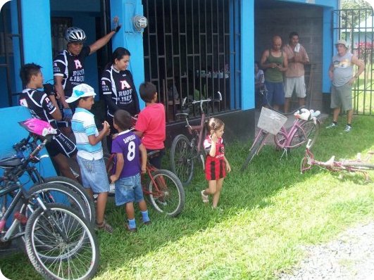 Con el fin de unir a la comunidad se desarrollaron actividades deportivas y culturales, entre ellas una carrera ciclística.