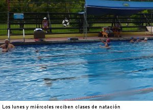 La natación ayuda a retardar cambios en el proceso de envejecimiento. En Turrialba las clases son lunes y miércoles. Foto: Cortesía del proyecto.
