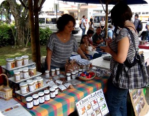 La Semana Ambiental contó con espacio para venta de productos orgánicos y artesanías.