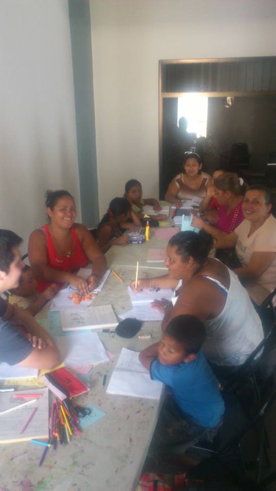 Un grupo de mujeres adultas aprende a leer en Rincón Grande de Pavas, con apoyo de un proyecto de TCU. Foto: María del Carmen Vásquez Castillo.